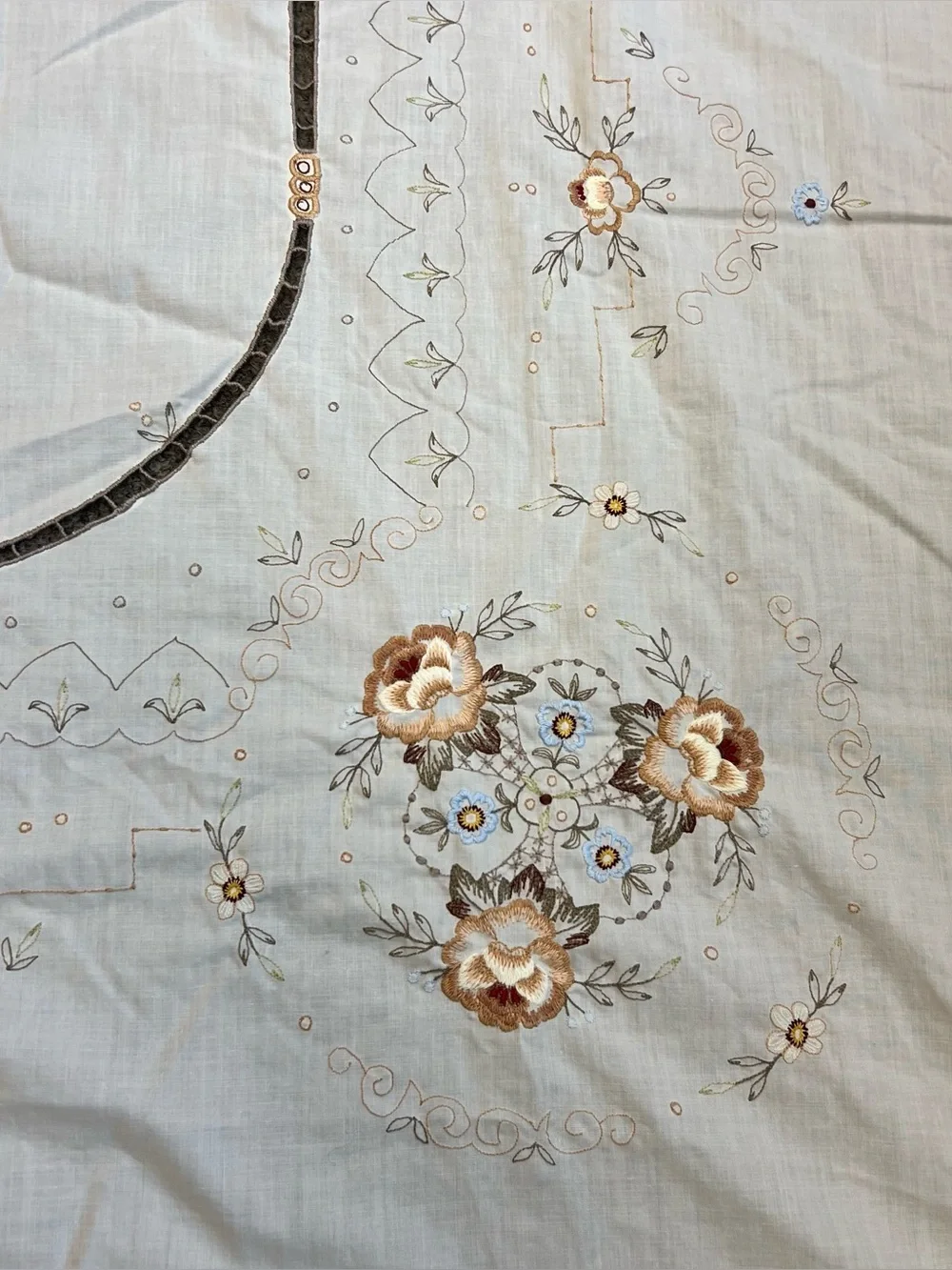 Vintage Oval Tablecloth Floral Hand Embroidered Scalloped Edge White 68”x83.5”